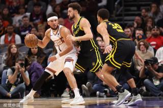 展示了足球 展示了足球